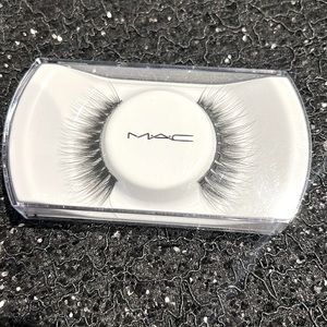 M.A.C eyelashes in style BA0